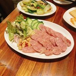 ビストロタイ - タイ北部チェンマイの郷土料理らしい「ネームソーセージ」スライスされたソーセージに刻み生生姜を載せて食べるとビールが進むヤツです