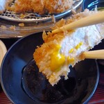 とんかつ武信 - お肉の部分をお醤油とカラシでいただきます〜