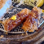 とんかつ武信 - 少し脂身の多い右側はソースとカラシでいただこう〜
