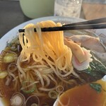 青島食堂 - 黄金に見えた麺