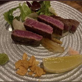 独自のルートで確保する黒毛和牛の、濃厚な旨味と甘みを堪能する