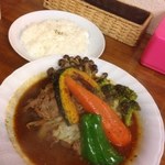 スープカレー　カムイ - ラムカレー＋ブロッコリー、しめじ