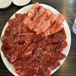 炭火焼肉 邑 別所別邸 - 時計回りにカルビ、ハラミ、イチボ