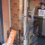 かれーの店 うどん  - C&Bのカレー粉が箱で積み上がっている。隣にキャノーラ油(コレステロール0)の箱も。