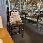 セーブル - 席と席の間が広いです♪そして沢山の壺が飾ってあります。