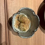 炭焼 おかげさん - シャインマスカット　クリームチーズとの出会い　ごまが香ばしいです♪
