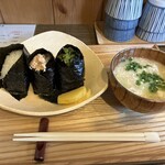 おにぎり 三拍子 - 野沢菜、ツナマヨ、塩おにぎりのセット。
味噌汁付いてきます。