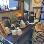 野の茶 - セルフの飲み物。冷たいそば茶とあったかいの。