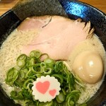 豚骨ラーメンとまぜそば 池めん - 料理写真:味玉豚骨ラーメン 1,100円（だったと思います）