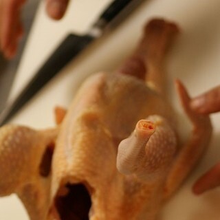 店内で捌く“本物の比内地鶏”。鮮度と技術が生む旨さ