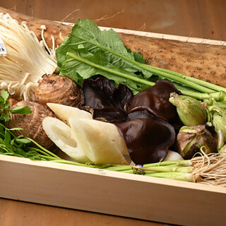 秋田直送の野菜と豊洲から仕入れる鮮魚。妥協なき素材選びを