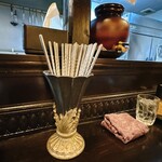 中華そば こくや - 金の箸入れは花瓶かな。瓶を使ったウォーターサーバーも変わってます。
