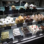 アトリエコータ - ケーキショーケース全景