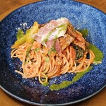 ピエタンザ - 料理写真:ベーコンとチンゲン菜のトマトソースパスタ　角切りローストポークと生ハムのプロシュート添え