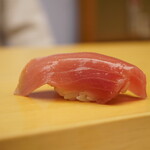 鮨 あらい - ◇中トロ（吉岡）
                                敢えて小さい鮪を好んで使うのが新井流。