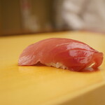 鮨 あらい - ◇中トロ（吉岡） 
                                この日の鮪は北海道吉岡港で水揚げされた27kgの個体。