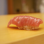 鮨 あらい - ◇背トロ（吉岡）
                                おばなさんで何度か頂いたことのある"背びれ脇"のフォルムと見事にリンク。