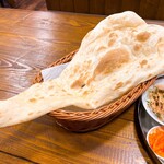 Namaste Tandoor - 香ばしく堅めのナン