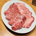 炭火焼肉ホルモンさわいし - 右　黒毛和牛特選タン（厚切り）　5,800円
                                左　和牛特選ハラミ　5,000円