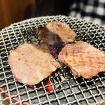炭火焼肉ホルモンさわいし - 黒毛和牛特選タン塩（厚切り）