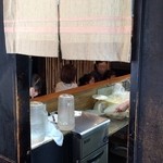 らーめん佳 - 厨房越しに見えるカウンター