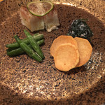 ままごとや - かますの押し寿司、金時草白和え、金針菜の胡麻和え、くわいせんべい