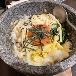 とがし肉家 - 『石焼明太チーズビビンバ(スープ付)』の石焼明太チーズビビンバ