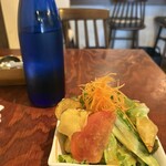 ビストロ えびすや - サラダ、水はオシャレにボトルで