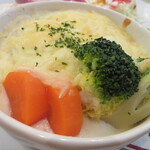 くわの木Cafe - たっぷりチーズの下には、厚みのあるふっくらハンバーグとホワイトソースが隠れています。