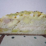 みちぱん - ホワイトソース、ベーコン、チーズが見えます