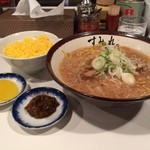 すみれ - ラー博は俺の社員食堂。  平日限定、味噌ラーメソラソチ、今日は鬼飯！  ししとうの辛子醤油漬けが刺激的☆  それを錦糸卵がのせられたごはんとともに食べるのだ 