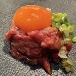 炭火焼肉 ホルモン にく式 - 牛ユッケ