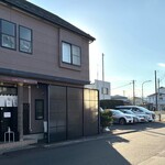 麺匠 一丞 - 駐車場は店舗右横にあります                                                                 これがなかなか空かなくて路上で待ちました