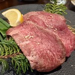 炭火焼肉 ホルモン にく式 - 並タン