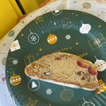 ブランジュリー パリの空の下 - シュトーレン食べながら開店を待ちます‥