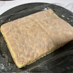 ブランジュリー パリの空の下 - なんと！こちらはいただいたビスキュイ。フレジエの底とかですよね！杏仁香～。素敵です。