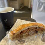 ブランジュリー パリの空の下 - 帰省時の機内でもいただいてしまうジャルジーマロンカシス。