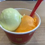 サーティワンアイスクリーム - 料理写真:マスクメロンとオレンジソルベ（スモールダブル）