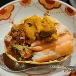 鮨 まつばら - 島根県香箱ガニ、北海道別海町のいくら、山口県大島産のムラサキウニ