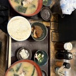 魚処 おぎた - 上がおまかせ定食　お造りのお皿が載ってる　下がデラックス
