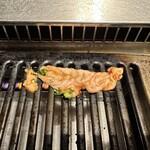 焼肉ホルモン酒場 まる助 - 【2025.12.26(金)】お肉を焼いている