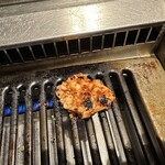 焼肉ホルモン酒場 まる助 - 【2025.12.26(金)】お肉を焼いている