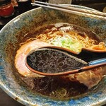 中華そば こくや - スープの色は，蓮華の黒に掻き消されてしまいました