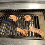 焼肉ホルモン酒場 まる助 - 【2025.12.26(金)】お肉を焼いている