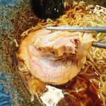 中華そば こくや - 焼豚は厚みがあります。柔らかくて持ち上がりません