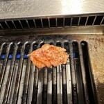 焼肉ホルモン酒場 まる助 - 【2025.12.26(金)】お肉を焼いている
