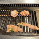 焼肉ホルモン酒場 まる助 - 【2025.12.26(金)】お肉を焼いている