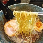 中華そば こくや - 細めの縮れ麺は、硬めの茹で加減です。