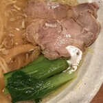 らーめん すずらん - チャーシューに青梗菜、メンマ、ネギ♫