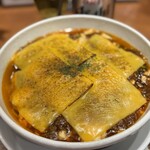 蝋燭屋 - 焼きチーズ麻婆麺1,600円
      チーズトッピング200円
      痺れ激増し100円